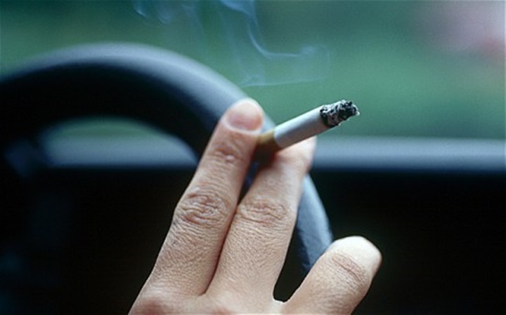 ¿Está prohibido fumar en el coche?